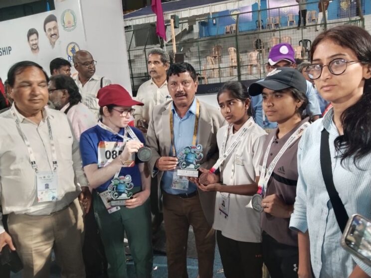 पुरस्कार के साथ विजेता खिलाड़ी।